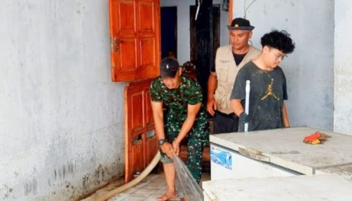 Babinsa Koramil 2301/Cilegon Bergerak Cepat Normalisasi Drainase dan Bersihkan Jalan Usai Hujan Deras