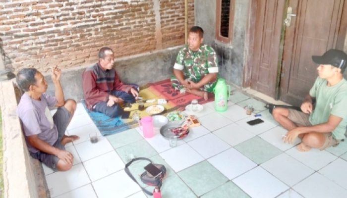 Babinsa Koramil 2306/Mancak Gencarkan Komsos, Dorong Gotong Royong dan Aktivitas Olahraga Warga