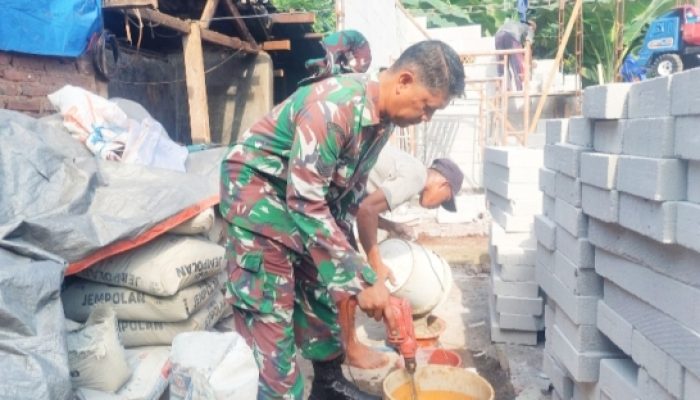 Babinsa Koramil 2306/Mancak Gotong Royong Bangun Rumah Warga di Dua Desa
