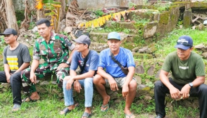 Babinsa Koramil 2303/Pulomerak Gencarkan Komsos, Bahas Maraknya Curanmor dan Aktifkan Ronda Malam