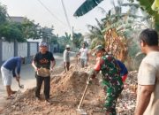 Babinsa Koramil 2303/Pulomerak Gotong Royong Bersama Warga, Percepat Perbaikan Infrastruktur di Gerogol dan Kotabumi