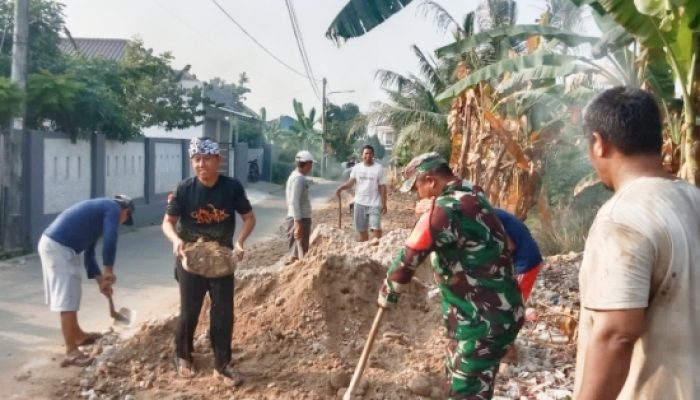 Babinsa Koramil 2303/Pulomerak Gotong Royong Bersama Warga, Percepat Perbaikan Infrastruktur di Gerogol dan Kotabumi