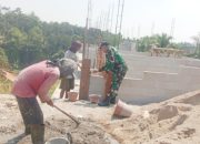 Babinsa Koramil 2307/Ciwandan Gotong Royong Bangun Rumah dan Bersihkan Jalan di Dua Wilayah