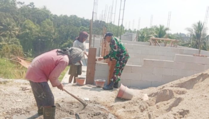 Babinsa Koramil 2307/Ciwandan Gotong Royong Bangun Rumah dan Bersihkan Jalan di Dua Wilayah