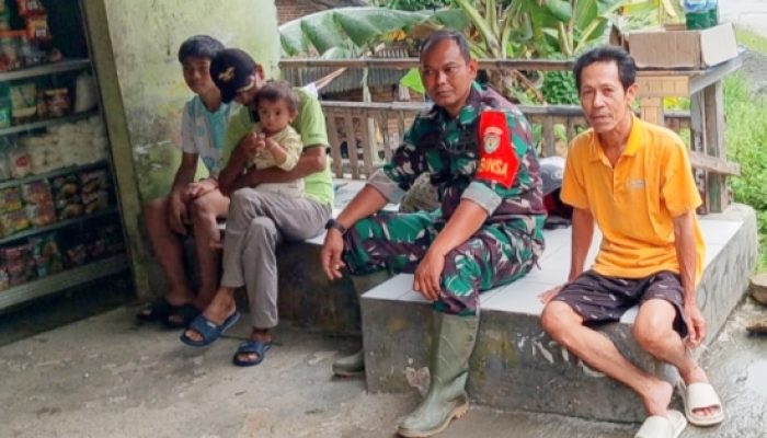 Babinsa Koramil 2302/Bojonegara Gencarkan Komsos, Bahas Keamanan dan Gotong Royong di Dua Desa