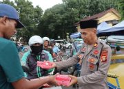 Dipimpin Kasi Humas, Bagi Bagi Takjil Gratis Polres Maros Tebar Kebahagiaan Di Bulan Ramadan