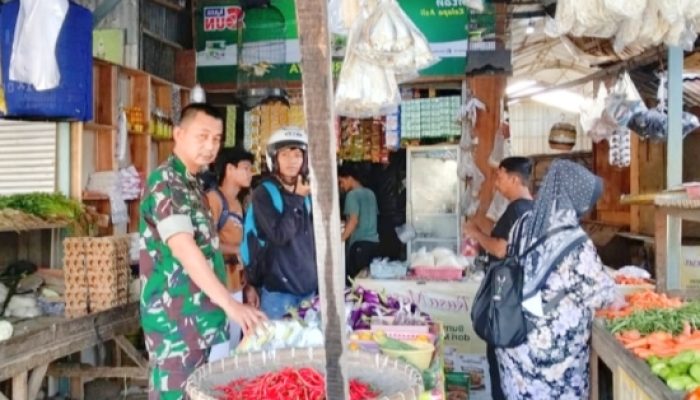 Babinsa Koramil 2305/Cinangka Pantau Pasar dan Stok Elpiji Jelang Ramadan, Pastikan Kebutuhan Warga Aman