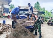 Babinsa Koramil 2303/Pulomerak Gotong Royong Bersama Warga, Uruk Jalan dan Bantu Pembangunan Rumah