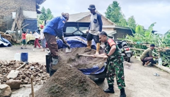 Babinsa Koramil 2303/Pulomerak Gotong Royong Bersama Warga, Uruk Jalan dan Bantu Pembangunan Rumah