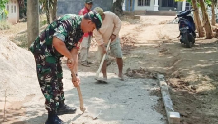 Babinsa Koramil 2307/Ciwandan Pimpin Gotong Royong Pembangunan Jalan dan Rumah Warga di Ciwandan