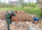 Babinsa Koramil 2301/Cilegon Gotong Royong Bersama Warga, Bersihkan Jalan dan Perbaiki Drainase