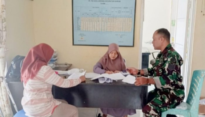 Babinsa Koramil 2306/Mancak Aktif Dampingi Pendataan Balita dan Poskamling di Dua Desa