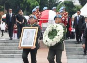 Prabowo Jadi Inspektur Upacara, Pimpin Prosesi Pemakaman Almarhum Try Sutrisno dengan Khidmat