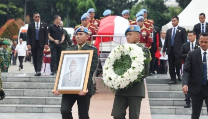 Prabowo Jadi Inspektur Upacara, Pimpin Prosesi Pemakaman Almarhum Try Sutrisno dengan Khidmat