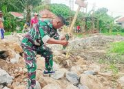 Babinsa Koramil 2302/Bojonegara Kompak Bantu Warga, Dari Pasang Pondasi hingga Belah Batu