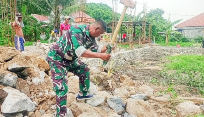 Babinsa Koramil 2302/Bojonegara Kompak Bantu Warga, Dari Pasang Pondasi hingga Belah Batu
