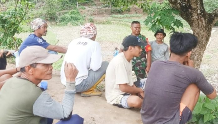 Babinsa Koramil 2306/Mancak Gencarkan Komsos, Bahas Kenakalan Remaja hingga Gotong Royong
