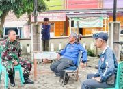 Babinsa Koramil 2303/Pulomerak Gencarkan Komsos, Dorong Pembangunan Koperasi dan Disiplin Siswa di Gerogol