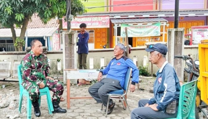 Babinsa Koramil 2303/Pulomerak Gencarkan Komsos, Dorong Pembangunan Koperasi dan Disiplin Siswa di Gerogol