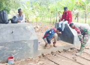 Gotong Royong Tanpa Henti, Babinsa Koramil 2305/Cinangka Bersama Warga Perbaiki Lingkungan