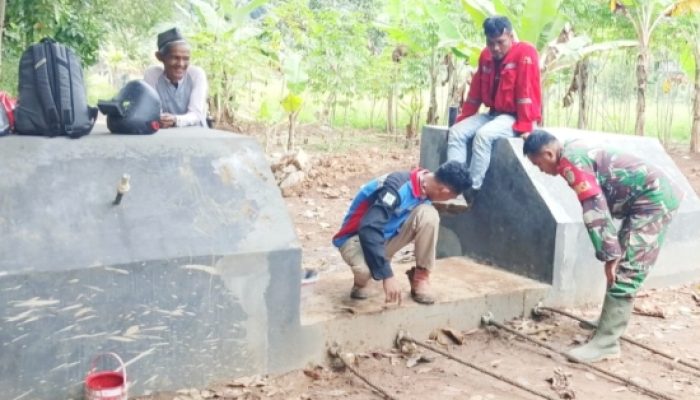 Gotong Royong Tanpa Henti, Babinsa Koramil 2305/Cinangka Bersama Warga Perbaiki Lingkungan