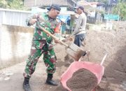 Babinsa Koramil 2303/Pulomerak Kompak Bersama Warga, Bersihkan Lingkungan dan Pasang Paving Blok di Dua Kelurahan