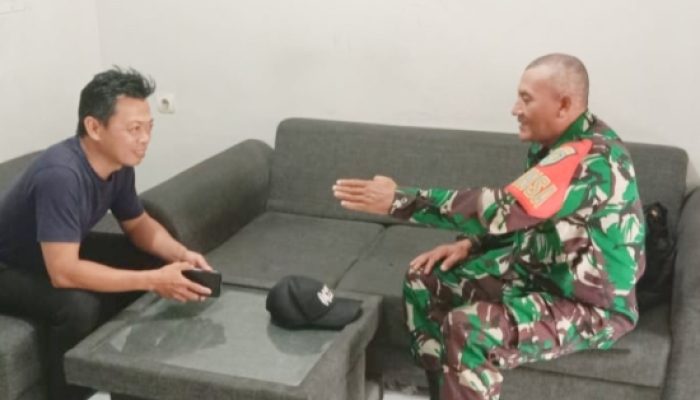 Babinsa Koramil 2303/Pulomerak Kompak Bersama Warga, Bersihkan Lingkungan dan Pasang Paving Blok di Dua Kelurahan