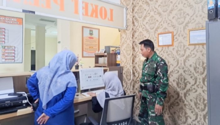 Babinsa Koramil 2305/Cinangka Aktif Bintahwil, Dampingi Panen Timun Suri dan Cek Ketersediaan Sembako