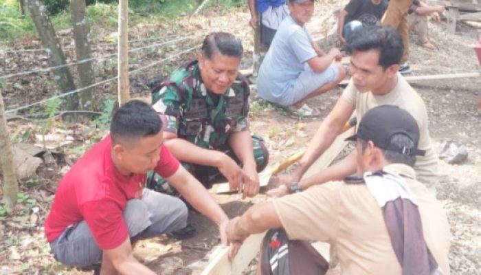 Babinsa Koramil 2306/Mancak Gotong Royong Bersama Warga, Cor Jalan dan Bersihkan Akses Desa