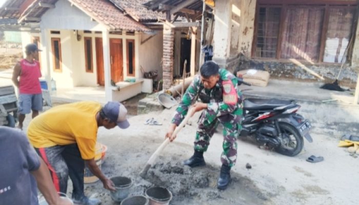Babinsa Koramil 2307/Ciwandan Gotong Royong Bangun Rumah Warga, Wujud Kepedulian TNI di Tengah Masyarakat