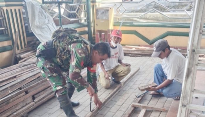 Babinsa Koramil 2305/Cinangka Bersama Warga Gotong Royong Bangun Mushola dan Rehab Masjid