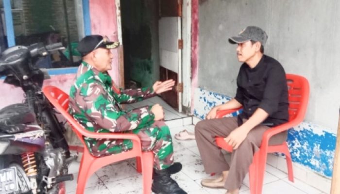 Babinsa Koramil Ciwandan Gencarkan Komsos, Dorong Gotong Royong Bersihkan Lingkungan dan Bangun Masjid