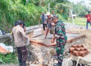 Babinsa Koramil Mancak Gotong Royong Bersama Warga Bangun WC Umum dan Renovasi Masjid