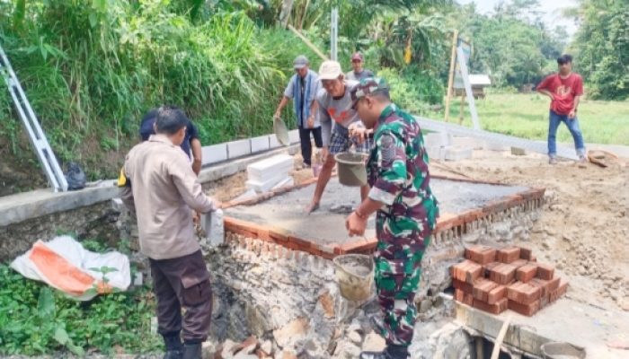Babinsa Koramil Mancak Gotong Royong Bersama Warga Bangun WC Umum dan Renovasi Masjid