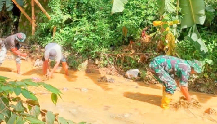 Babinsa Koramil Bojonegara Bersama Warga Gotong Royong Bersihkan Sampah dan Sungai