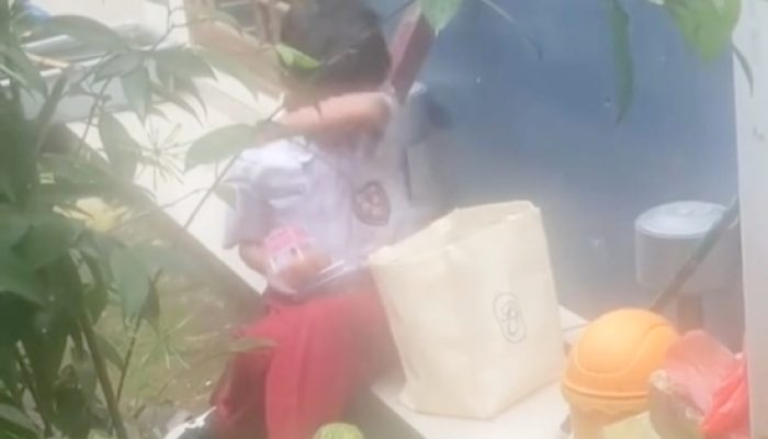 Viral Air Mata Bocah SD saat Bawa Pulang MBG untuk Makan Keluarganya