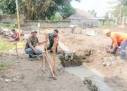 Babinsa Koramil Pulomerak Bersama Warga Gotong Royong Bangun Pondasi Rumah dan Tanggul Penahan Tanah