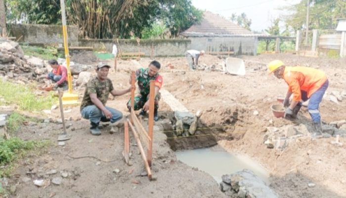 Babinsa Koramil Pulomerak Bersama Warga Gotong Royong Bangun Pondasi Rumah dan Tanggul Penahan Tanah