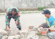 Babinsa Koramil Ciwandan Gotong Royong Bersama Warga Bangun Rumah di Dua Kelurahan