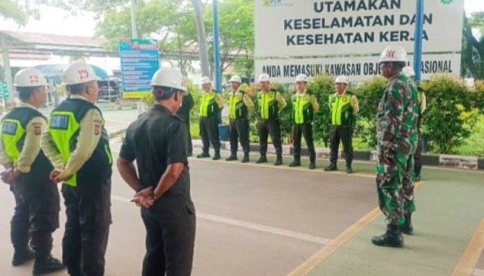 Babinsa Koramil Bojonegara Laksanakan Bintahwil, Latih PBB Security dan Dampingi Warga Kembangkan Kacang Tanah