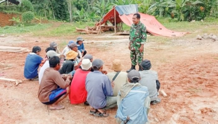 Babinsa Koramil 2305/Cinangka Gencarkan Komsos, Bahas Koperasi Merah Putih dan Antisipasi Curanmor Bersama Warga