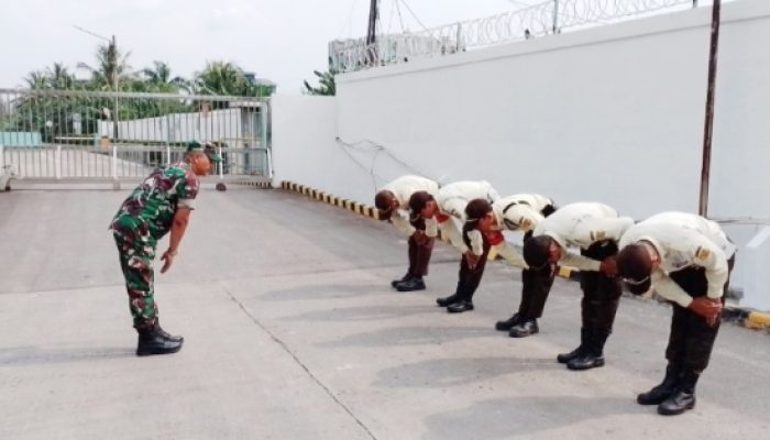 Babinsa Koramil Pulomerak Beri Pembinaan PBB dan Latih Linmas, Perkuat Disiplin serta Keamanan Lingkungan