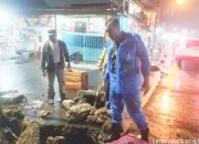 Babinsa Koramil 2301/Cilegon Gotong Royong Bersama Warga Bersihkan Jalan dan Normalisasi Drainase Pasca Hujan