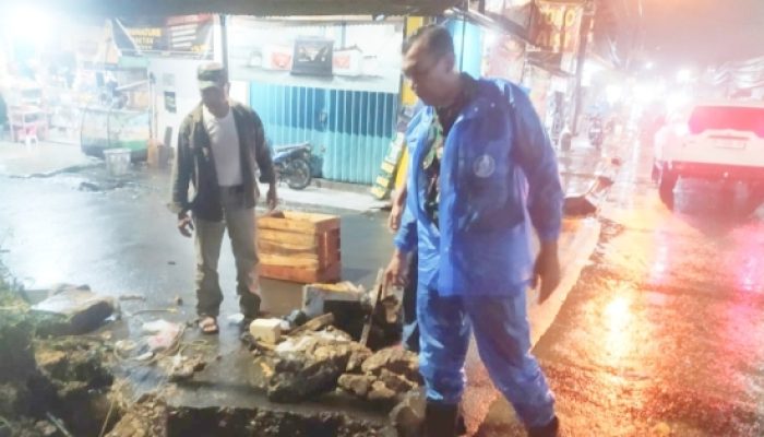 Babinsa Koramil 2301/Cilegon Gotong Royong Bersama Warga Bersihkan Jalan dan Normalisasi Drainase Pasca Hujan