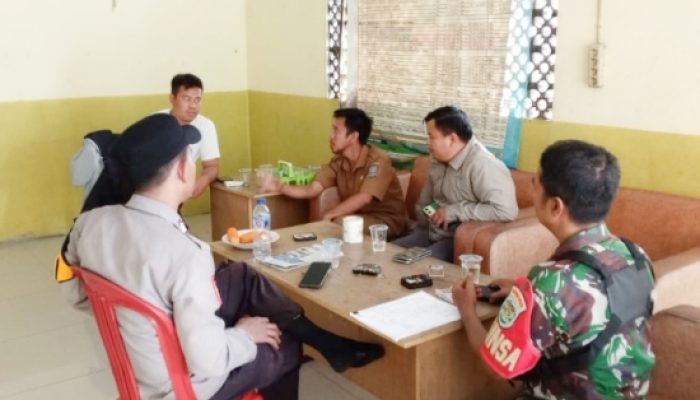 Babinsa Koramil 2302/Bojonegara Giat Komsos Bersama Tokoh Masyarakat, Bahas Keamanan dan Gotong Royong