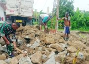 Babinsa Koramil 2302/Bojonegara Gotong Royong Bersama Warga, Bantu Pemasangan Pondasi dan Pembelahan Batu