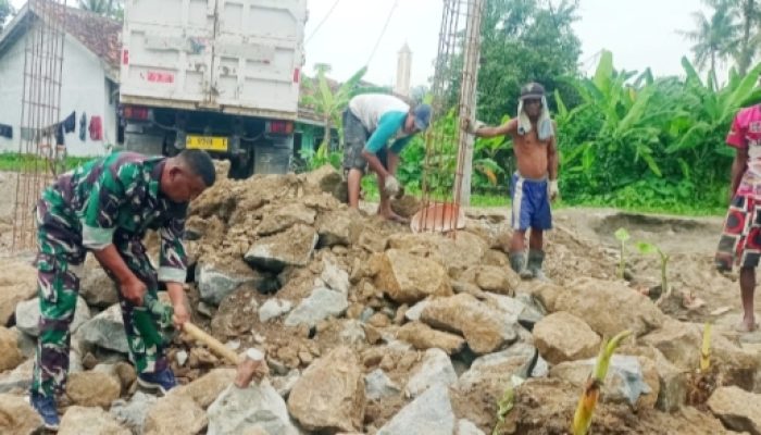 Babinsa Koramil 2302/Bojonegara Gotong Royong Bersama Warga, Bantu Pemasangan Pondasi dan Pembelahan Batu