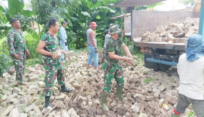 Babinsa Koramil 2305/Cinangka Aktif Karya Bakti, Bangun Paving Blok dan Dampingi Pengukuran Lahan di Cikolelet