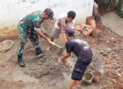 Babinsa Koramil 2306/Mancak Bersama Warga Laksanakan Karbak Drainase dan Pengecoran Jalan Gang