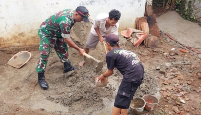 Babinsa Koramil 2306/Mancak Bersama Warga Laksanakan Karbak Drainase dan Pengecoran Jalan Gang